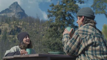 情侣在户外喝咖啡[4K免费商用]