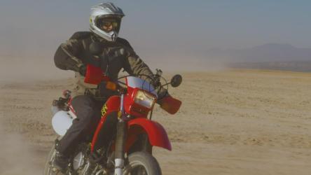 沙漠中一名摩托车手的正面追踪镜头[免费商用]