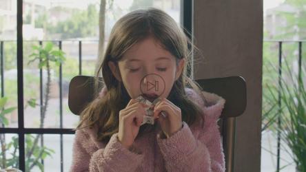 女孩与她的父亲一起吃早餐[免费商用]