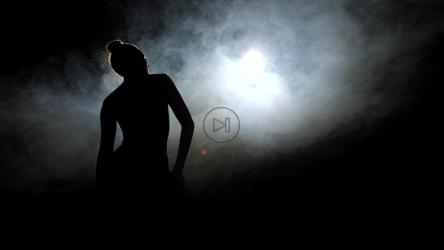 烟雾中舞者的剪影[]