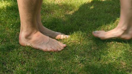 裸体情侣接吻的脚[]