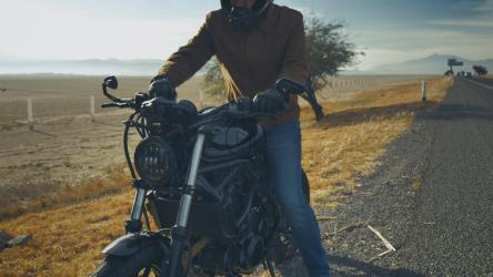 一名男子在路边骑摩托车[免费商用]