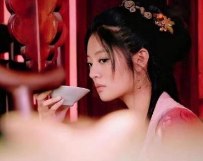 红绳之缘：古代青楼烟火女腰间的神秘符号