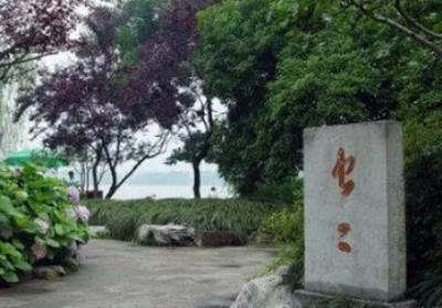 乾隆下江南时，为何在西湖石壁上写下&ldquo;虫二&rdquo;？