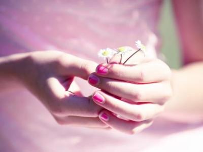 【爱情】只是爱情让我心痛的句子（被爱情伤害的心痛的句子）