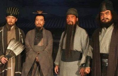 诸葛亮为什么管不住关羽张飞？他们的关系如何？