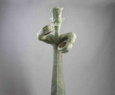 三星堆青铜立人像:手握秘密的千年守望者