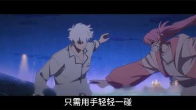 女孩只需用手轻轻一碰，被碰到的人便会随她摆布