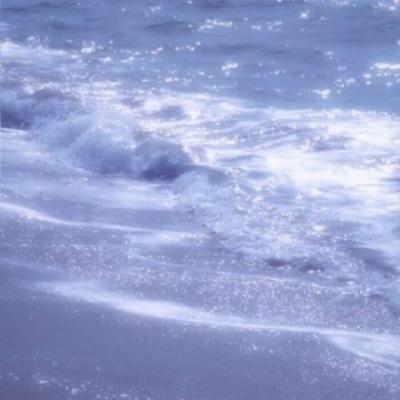 【唯美】形容一个人走到哪都是幸运的句子（形容一个人开心走过来的句子）