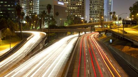 夜间交通延时夜晚 Night:夜间城市大道上的交通经过，背景是建筑物。