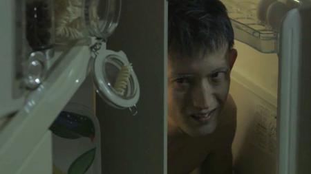 【电影】恐怖片《怪谈在身边》美女下班回家发现冰箱里有个男人，吓坏了