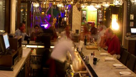 繁忙优雅的酒吧音乐 Music:优雅的酒吧，顾客点着饮料，在酒吧里度过了美好的时光，酒吧的服务员和服务员都在为人们服务。