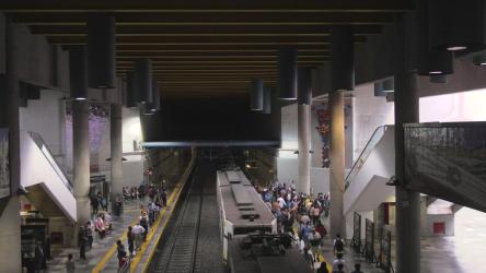 人们离开地铁，延时拍摄火车 Trains:上图是一列地铁列车，人们一边走，一边上楼；在另一边，有人在等另一列地铁。