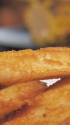 盘子里的虾汉堡快餐 Fast Food:盘子里有土豆的虾汉堡，特写。