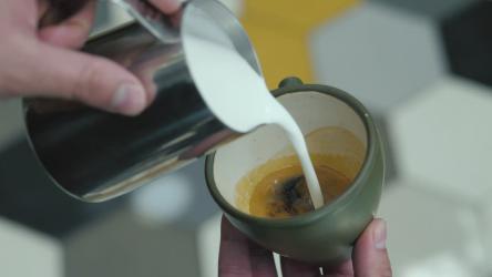 牛奶艺术饮食 Food:牛奶和咖啡一起倒进马克杯，创造了拿铁艺术。