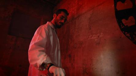 杀手考虑使用哪种刑具血腥 Gore:当一名无助的受害者被锁在螺旋楼梯上时，抓捕者举起各种酷刑工具，决定使用哪一种。