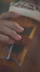 喝精酿啤酒的女人啤酒 Beer:一个女人在酒吧喝啤酒的特写镜头。