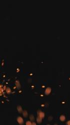 黑色背景上的火光火 Fire:火光在黑暗的背景下冒出，有些则失去了焦点。