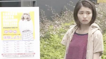 《走马灯株式会社》：少女深夜打工，发现门缝里竟有双眼睛盯着她
