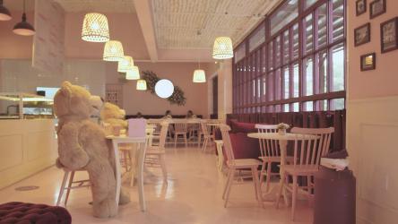 情侣走进浪漫的咖啡馆约会咖啡 Coffee:在一次约会中，一个男孩和一个女孩手牵着手，走进一家浪漫舒适的咖啡馆，坐在桌子旁。