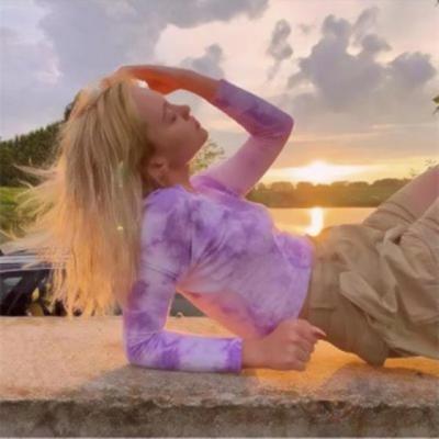 【爱情】美好的爱情是从一束花开始的文案（爱情美好的文案高级有深度）