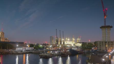 城市码头的照片商业 Business:城市​​夜晚的灯光和码头