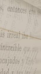 书籍页面的概念视频双重曝光 Double Exposure:垂直抽象视频与一些叠加视频的书页近距离看到。