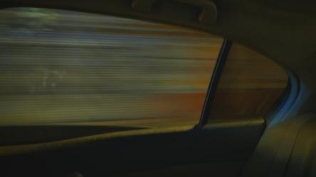 晚上从车窗向外看交通 Traffic:在一张延时镜头中，夜晚从车窗外穿过城市的景色。