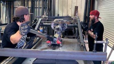 一辆1966年的雪佛兰车壳，买来400匹马力发动机，确定不是造车吗