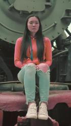 一个女人坐在一个废弃的地方火车 Trains:一个都市时髦女人坐在废弃的火车上。