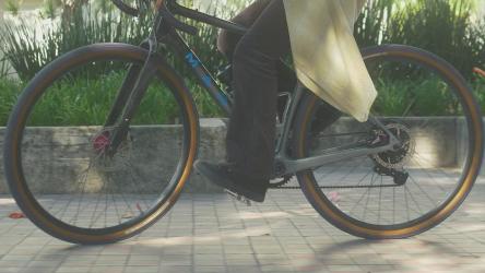 公园里骑自行车的女孩蹬车自行车 Bicycle:在阳光明媚的公园里，一个女孩慢慢地踩着自行车。