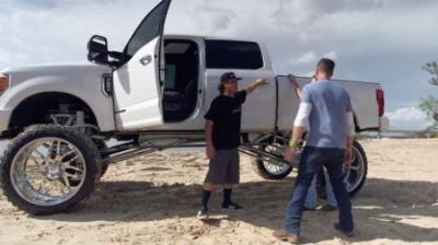 把车辆直接升高50厘米，用钢管重新打造底盘，还是老外会玩