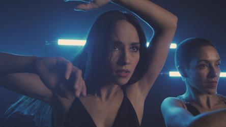 当代舞者表演，人像拍摄跳舞 Dance:表演艺术的概念视频，两名当代舞者在霓虹灯下拍摄的肖像中跳舞。