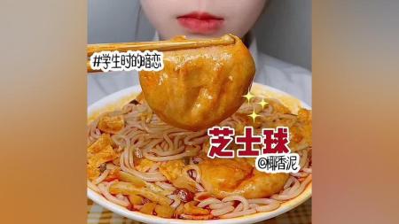 《唇唇欲动》解说文案《唇唇欲动》：这个童话有点儿冷
