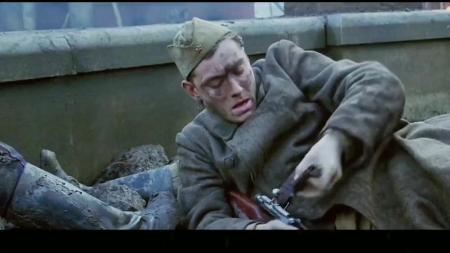 《兵临城下》：二战经典：苏德顶尖狙击手5次生死对决，让这个大反派光芒四射-二战经典系列电影深度解读