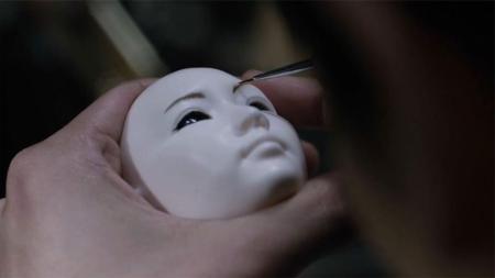 《两个心脏》女孩被残杀后焚烧，骨灰特殊处理后做成精致的洋娃娃《两个心脏》