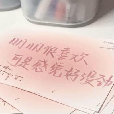 【伤感】关于爱你的人拍照文案（情侣有故事的拍照文案）