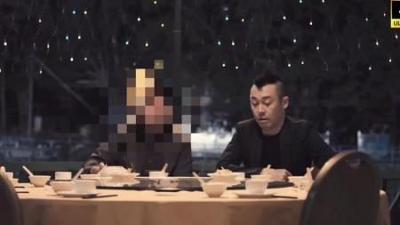 《猛龙特囧》解说文案情色片导演如何转行喜剧、郑中基如何做到烂片一部接一部，在这个人人都仇富的社会，我们确实搞不清楚为什么就是有人穷得发疯、有人富有把钞票当作了枕头。也不明白为什么拼了命地工作、拼了命地追梦、到头来原地没有动过。