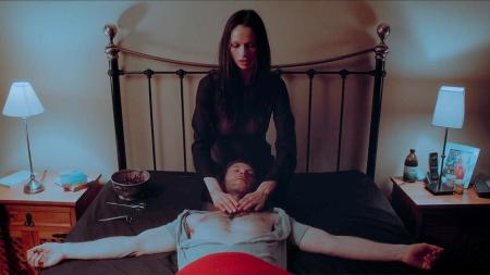 女生为救绝症父亲求助女巫，没想到招来了邪恶的东西《阴桃术》