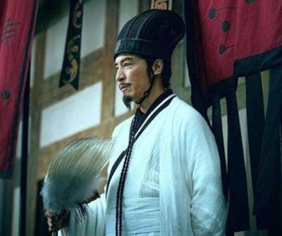 诸葛亮自贬三级的典故与意义