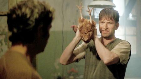 《超科学怪鸡》：父亲去世后，两兄弟发现自己是被收养的，亲生父亲其实是只公鸡？