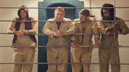 《逃狱》英国的越狱片，老囚犯为了见到病重的女儿，与朋友联手挖洞越狱！