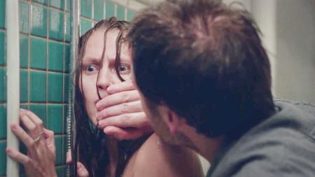 少女独自旅行遭人囚禁，谁料朝夕相处竟爱上罪犯？《柏林综合症》