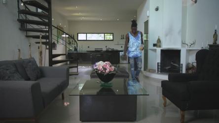 男子在家里做不同的活动双重曝光 Double Exposure:一个人在家里做不同活动的顺序，如吃饭、打扫卫生、在电脑上工作、写作等，同时在不同的地方出现和消失。