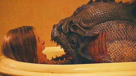 《食人鱼3D》美女抓到一条千年食人鱼，放在实验室研究，却不知已闯了大祸！