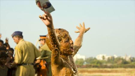 《贫民窟的百万富翁》百年难得一见！一部让美国人打出100分的印度电影，拍的真大胆！