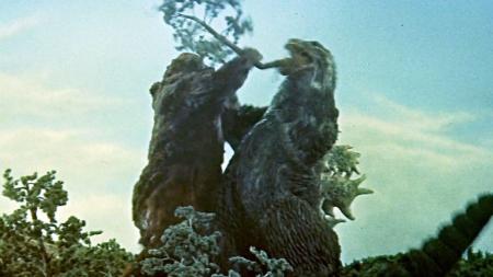 《金刚大战哥斯拉》：哥斯拉最羞辱时刻，嘴被金刚塞树根，怪兽之王颜面何存？