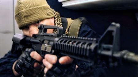 《狩猎游戏》2024最新电影《狩猎游戏》：猎人发现飞机上掉落的百万现金