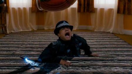 《神秘博士》二维世界涌出平面液体怪物，三维人类碰到被瞬间吞噬《神秘博士》