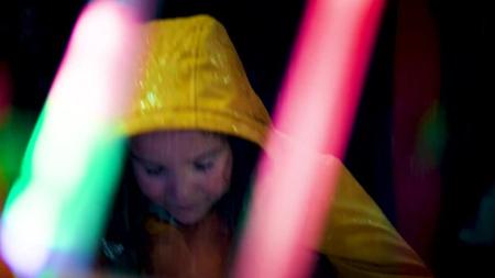 《雪花女孩》影视 一口气看完2023年最新西班牙悬疑剧《雪花女孩》女孩失踪9年，绑匪不要赎金，两次寄来录像挑衅意欲何为，悬疑剧